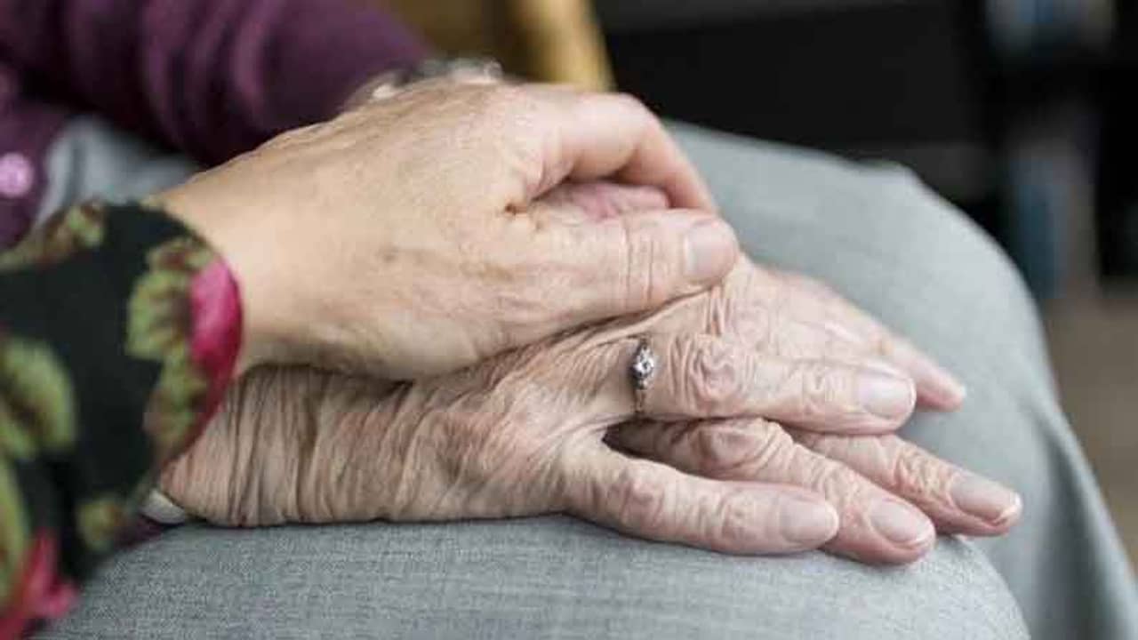 একাকীত্বের জীবনে সঙ্গীর খোঁজ, ম্যাট্রিমোনিয়াল সাইটে ৬৯ বছরের বৃদ্ধের থেকে বিয়ের প্রস্তাব পেলেন ৭৩- এর বৃদ্ধা