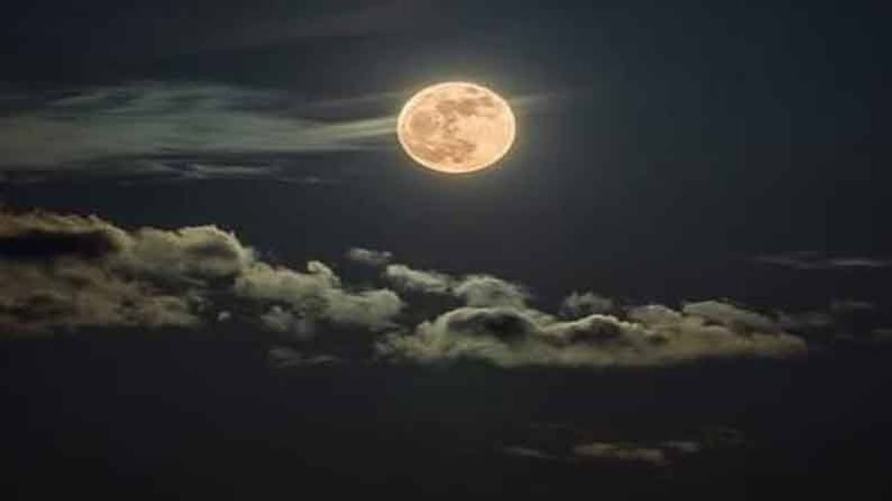 পিঙ্ক মুন: এই গোলাপি চাঁদের রহস্য আসলে কী?