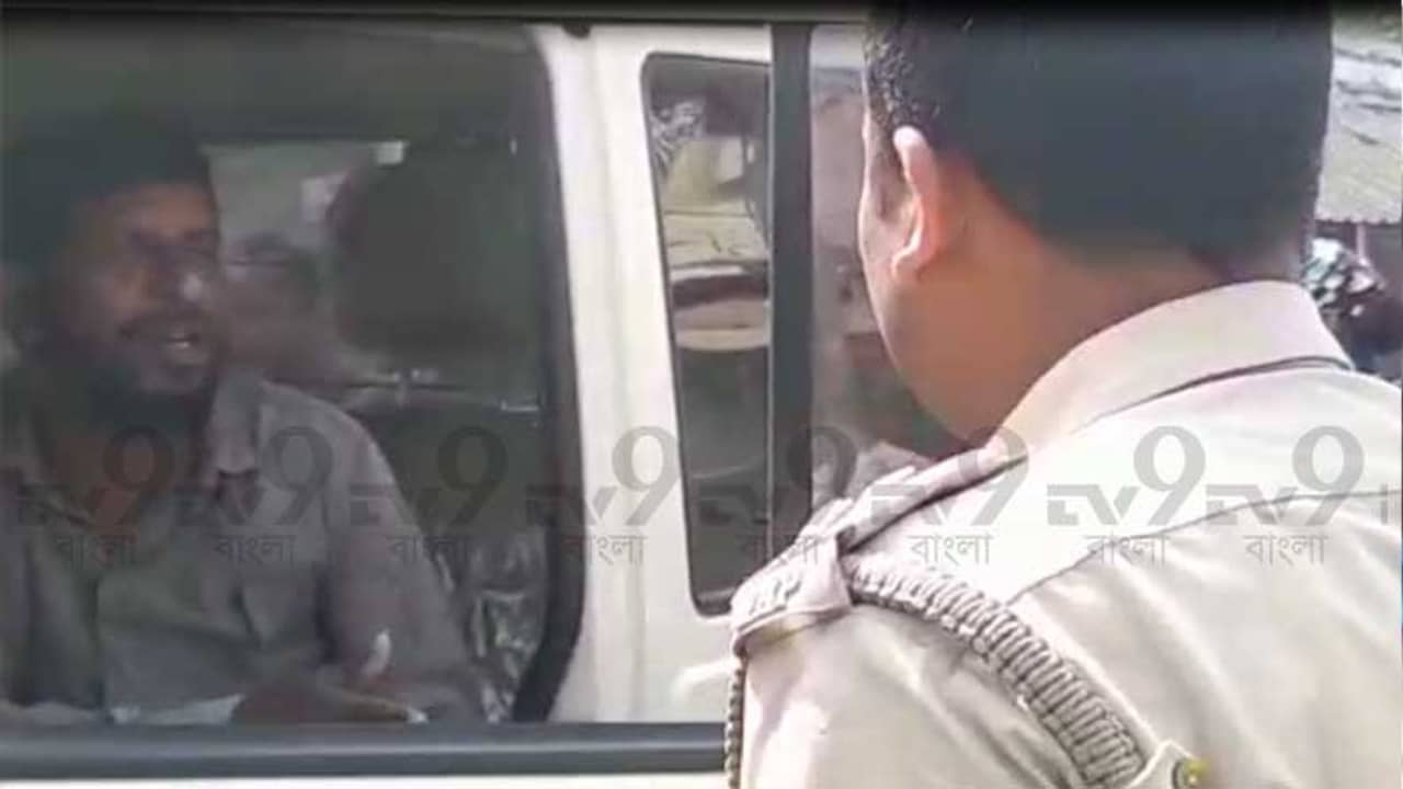 West Bengal Assembly Election 2021 Phase 2: খুব চালু না? খুব চালু?, কমিশনের ভুয়ো কার্ডধারীকে আটকে আচ্ছা করে ধমকাল পুলিশ