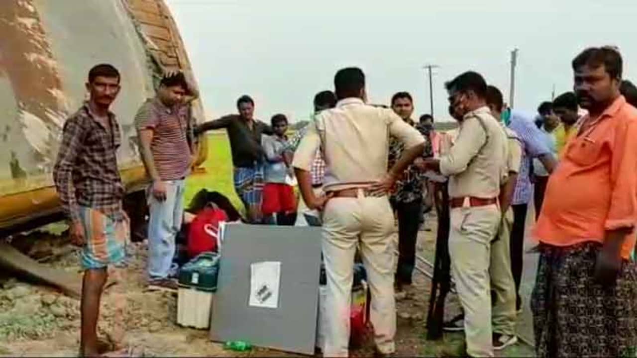 ভয়ঙ্কর দুর্ঘটনা! মাঝ রাস্তায় উল্টে গেল গাড়ি, হুড়মুড়িয়ে পড়ল ভোটের সামগ্রী, ইভিএম