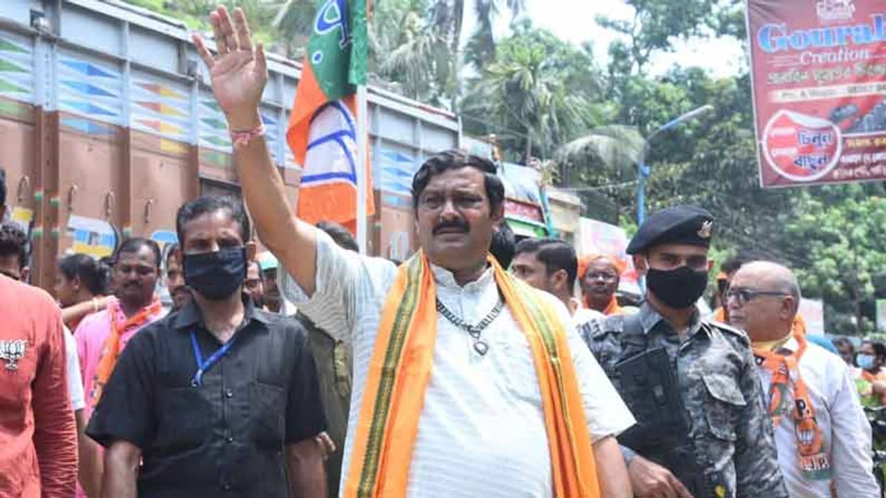 কমিশনের শাস্তির মুখে রাহুল সিনহা, ৪৮ ঘণ্টা প্রচারে নিষেধাজ্ঞা