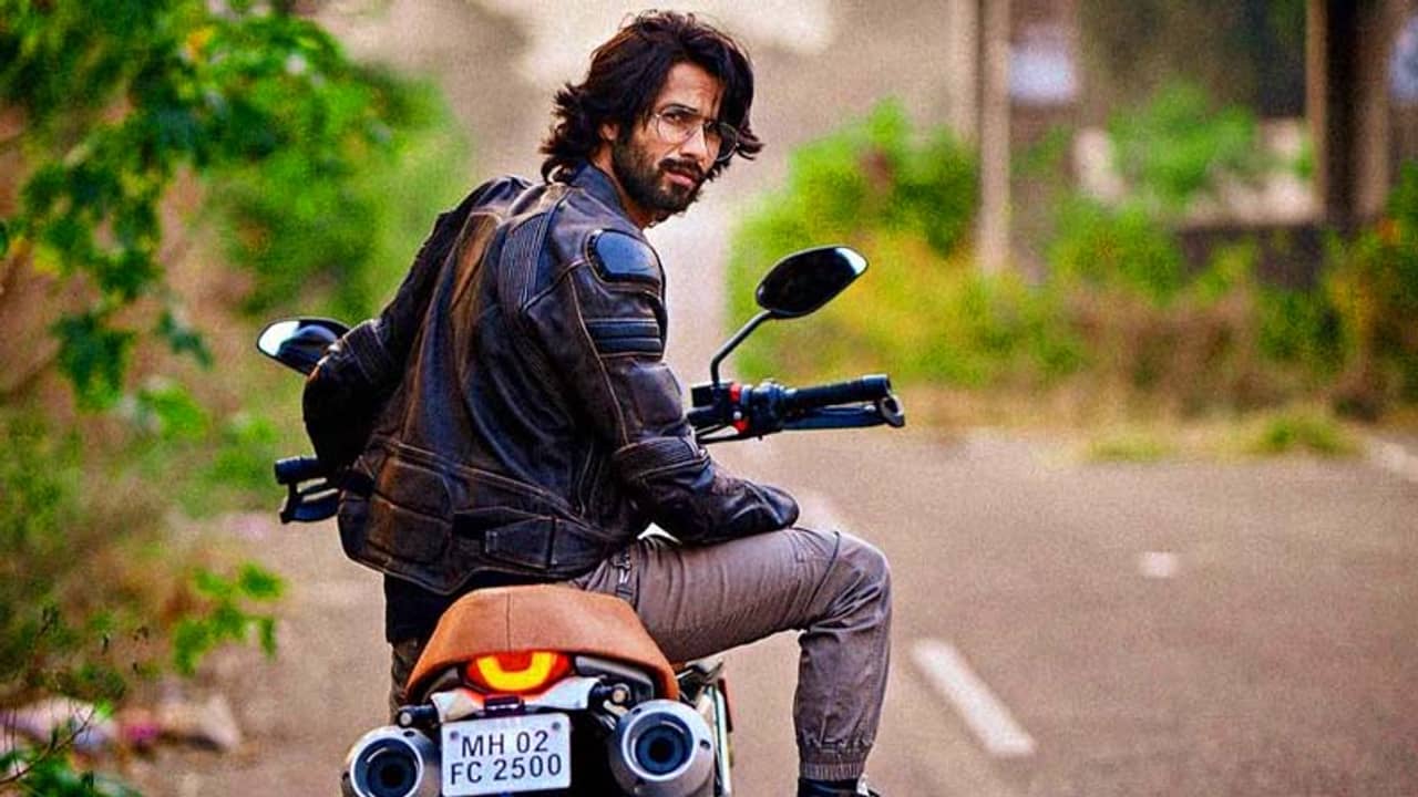 Shahid Kapoor: গোয়ার নীল জলে দাপিয়ে মুম্বইয়ের বাজারে শুটিং শুরু শাহিদের