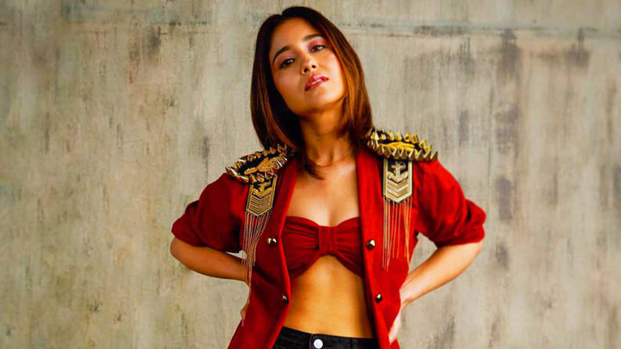 নেটফ্লিক্স থ্রিলারের শুটিং শেষ করে স্বস্তির আমেজ শ্বেতা ত্রিপাঠির