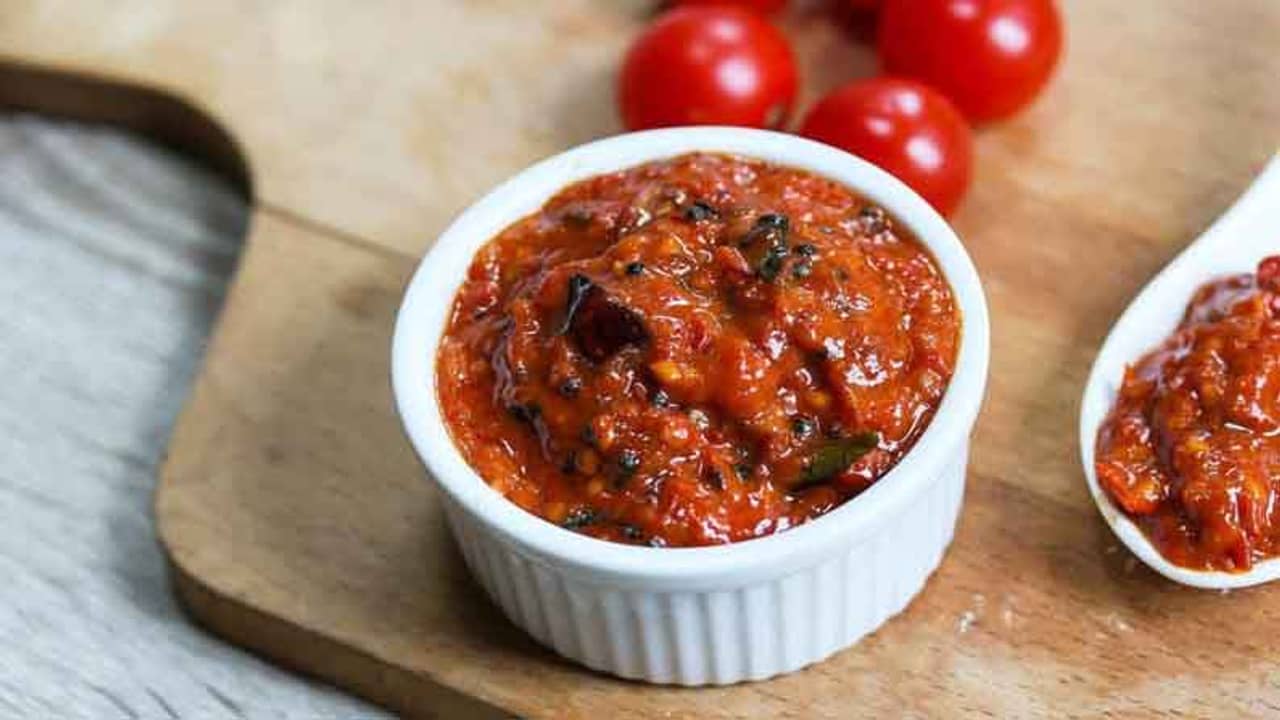 সাধারণ টোম্যাটোর চাটনিতে কীভাবে আনবেন অন্য ফ্লেভার?