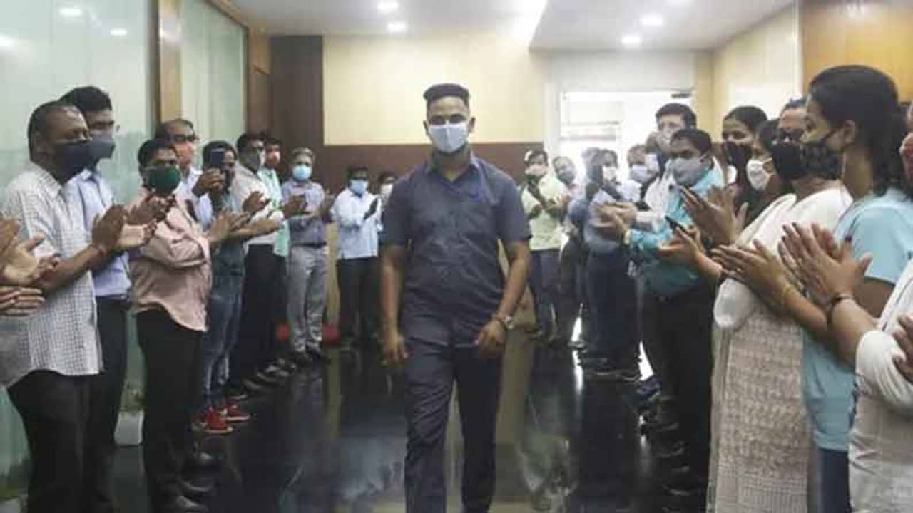 মৃত্যুর মুখ থেকে উদ্ধার করেছেন একটি বাচ্চাকে, ময়ূর শেলকেই আসল সুপার হিরো, বলছেন  নেটিজ়েনরা