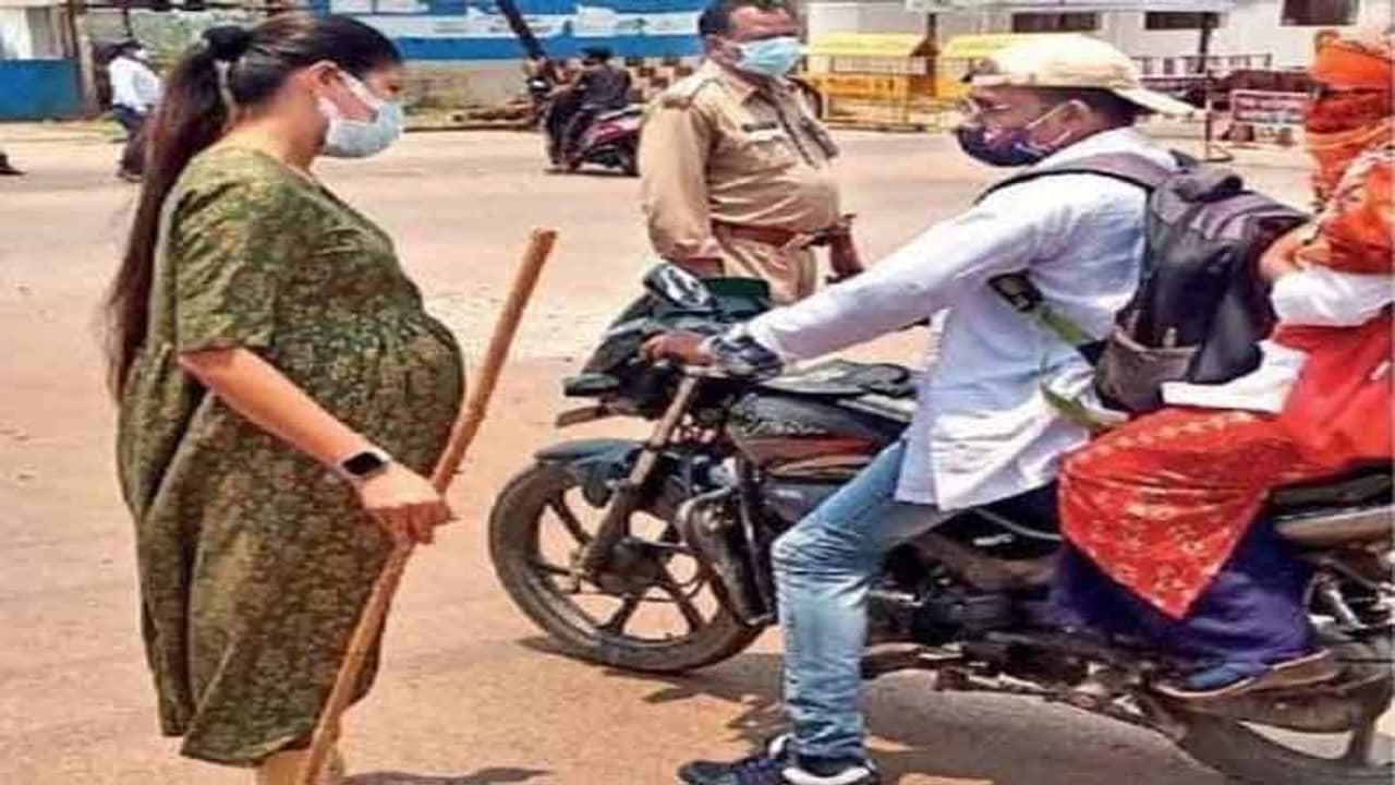 অন্তঃসত্ত্বা অবস্থাতেও কর্তব্যে ফাঁকি নেই, লাঠি হাতে ট্র্যাফিক সামলাচ্ছেন ডিএসপি শিল্পা সাহু