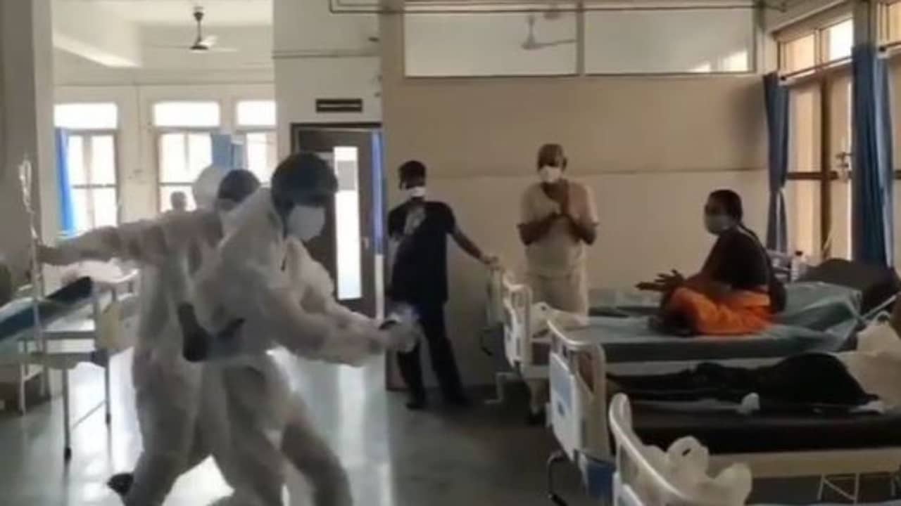 ভিডিয়ো: যো ভি হোগা দেখা যায়েগা, করোনা রোগীদের মনোবল বাড়াতে নাচ স্বাস্থ্যকর্মীদের