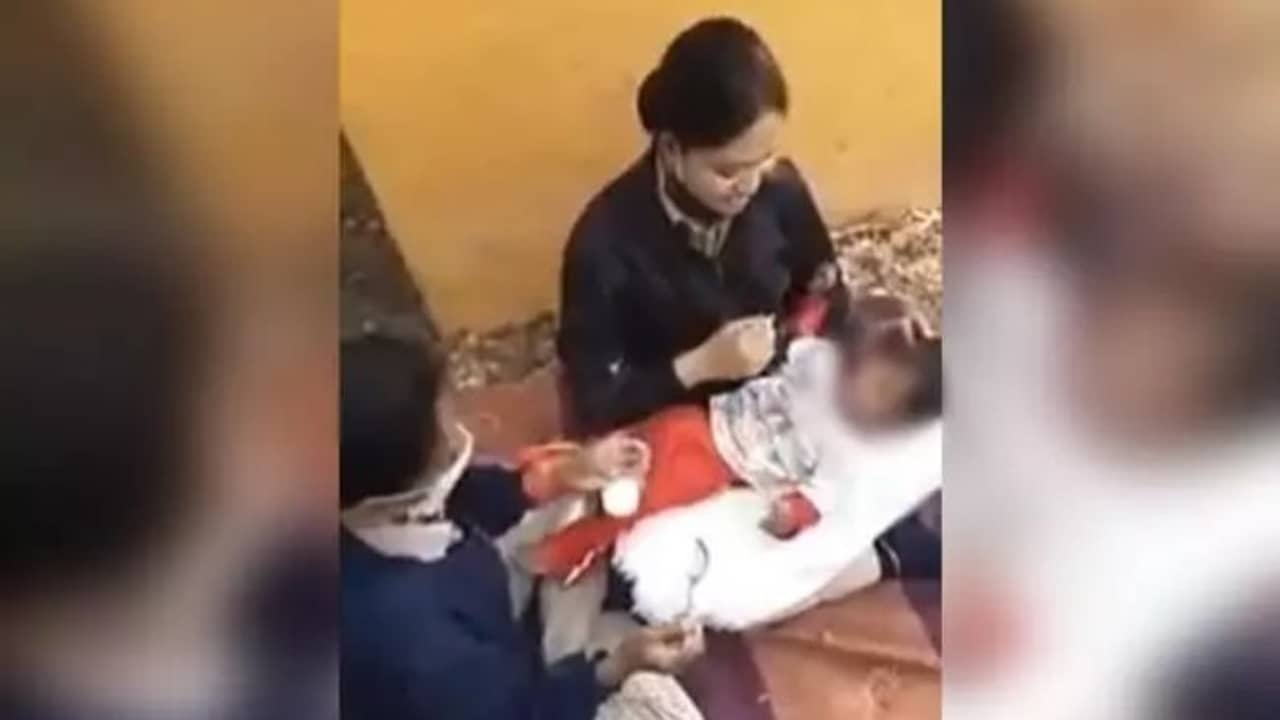 মায়ের মৃতদেহ আগলে ক্ষুধার্ত একরত্তি, করোনার ভয়ে মানবিকতা জলাঞ্জলি দিলেন হৃদয়হীন প্রতিবেশীরা