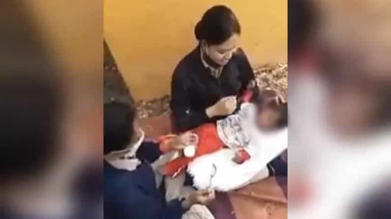 মায়ের মৃতদেহ 'আগলে' ক্ষুধার্ত একরত্তি, করোনার ভয়ে মানবিকতা জলাঞ্জলি দিলেন 'হৃদয়হীন' প্রতিবেশীরা মায়ের মৃতদেহ 'আগলে' ক্ষুধার্ত একরত্তি, করোনার ভয়ে মানবিকতা জলাঞ্জলি দিলেন 'হৃদয়হীন' প্রতিবেশীরা
