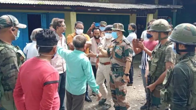 বাইকে চেপে ব্যস্ত বাজারে গ্রেনেড ছুড়ল দুষ্কৃতীরা, ঘটনাস্থলেই মৃত্যু দু'জনের