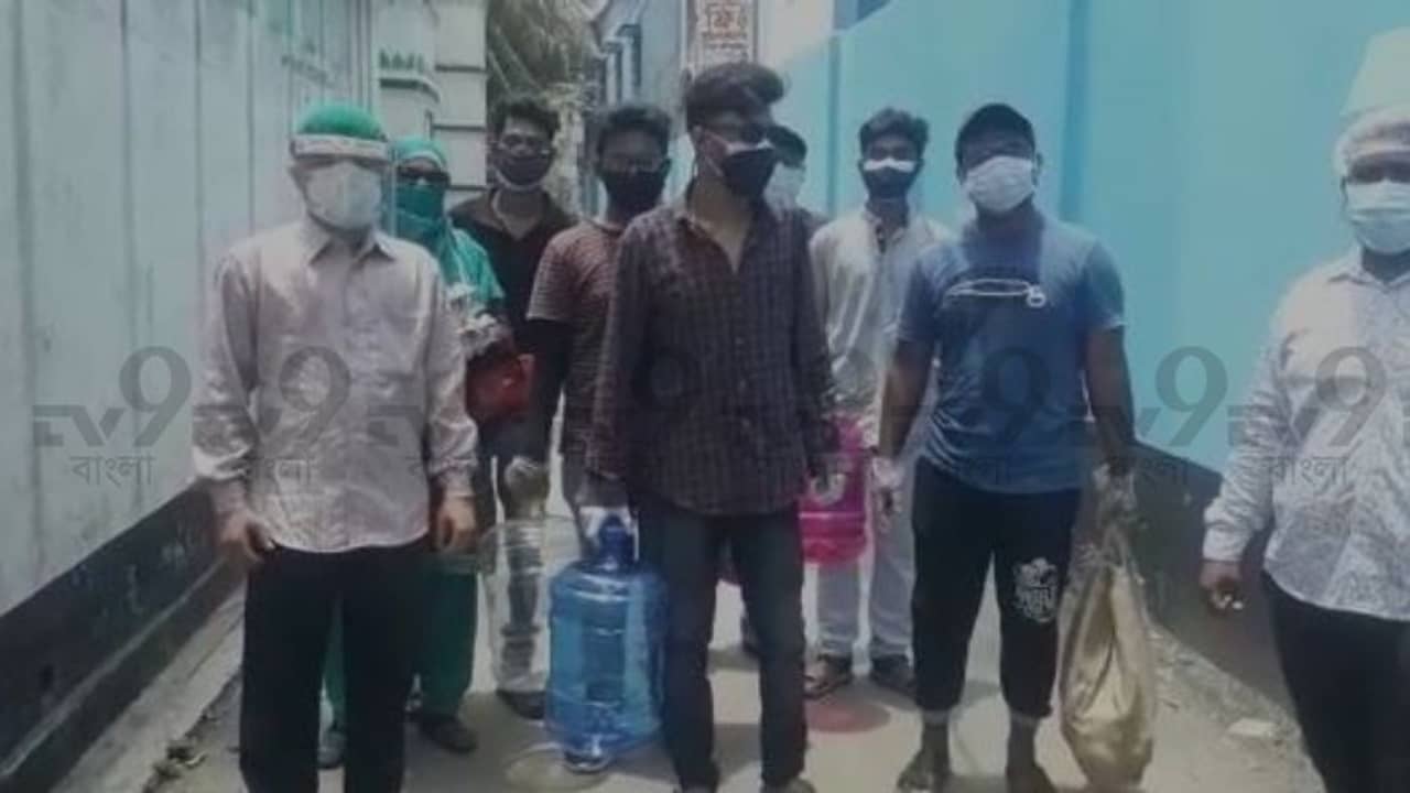 প্রবীণের পাশে নবীন, নিজেদের জমানো টাকা দিয়ে বয়স্কদের খাবার,ওষুধ,জল সরবরাহে ব্যস্ত স্কুল পড়ুয়ারা