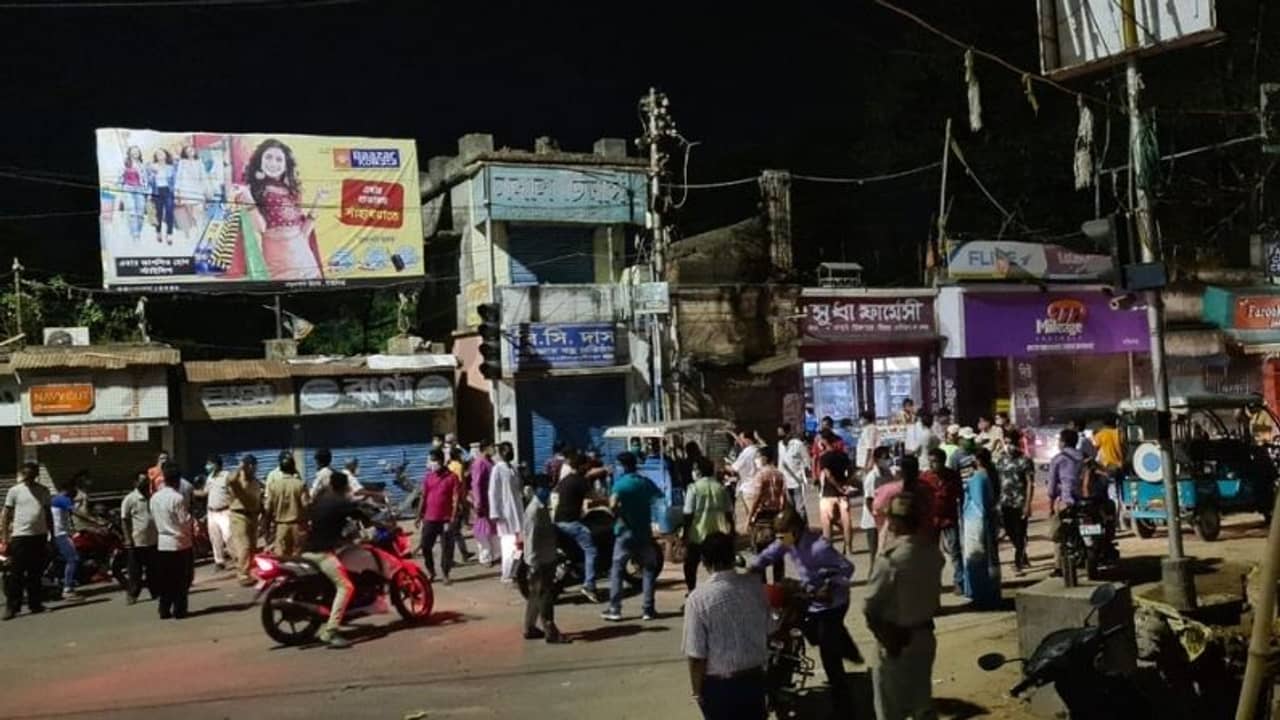 নিয়ম বোঝাতে আইন ভাঙলেন রক্ষক, বোলপুরের চৌরাস্তায় পুলিশকর্মীদের জমায়েত, নীরব প্রশাসন!