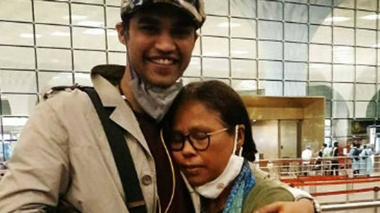 কেন মায়ের কাছে প্রকাশ্যে ক্ষমা চাইলেন ইরফান পুত্র বাবিল?