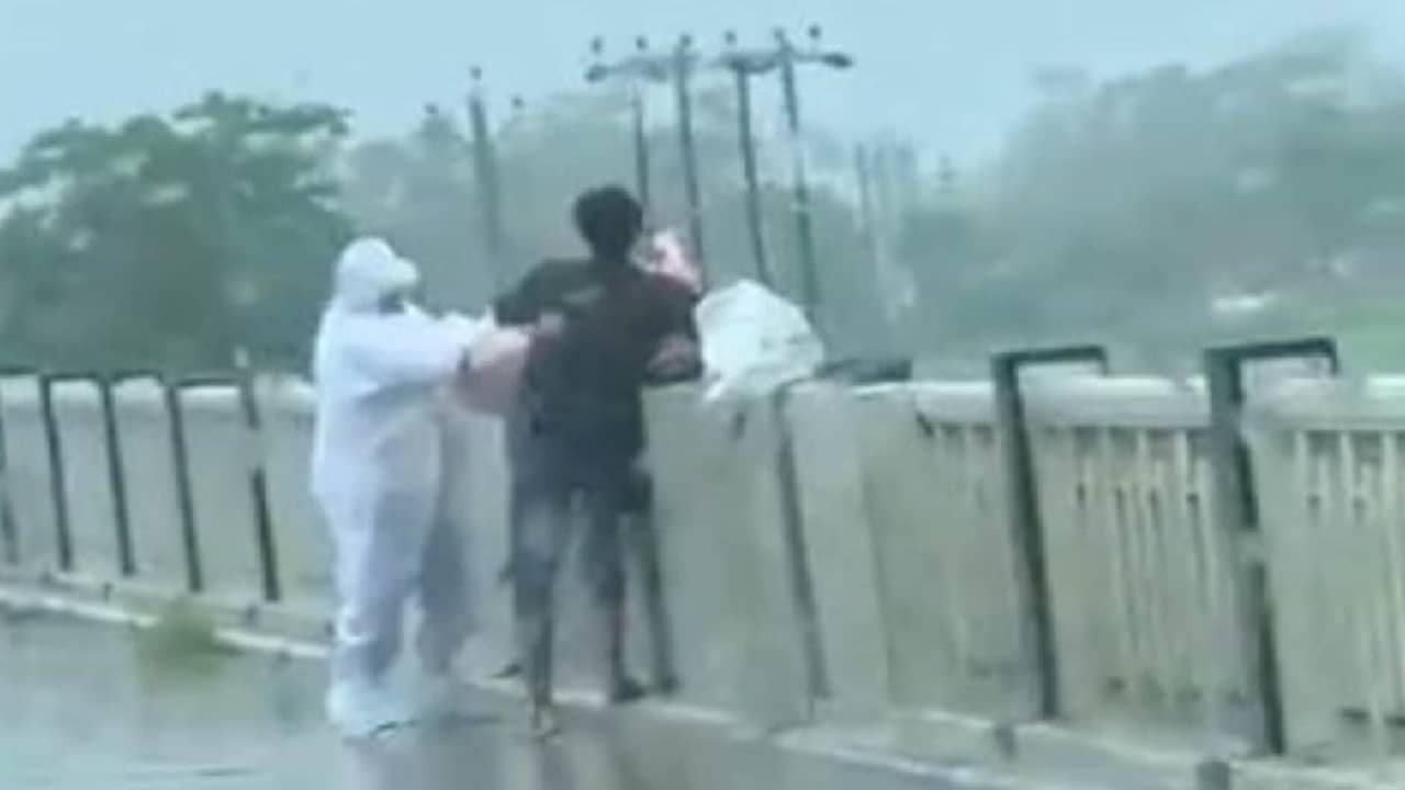 করোনায় আক্রান্তর মৃতদেহ ছুড়ে ফেলা হচ্ছে নদীতে, উত্তরপ্রদেশের ঘটনায় চাঞ্চল্য