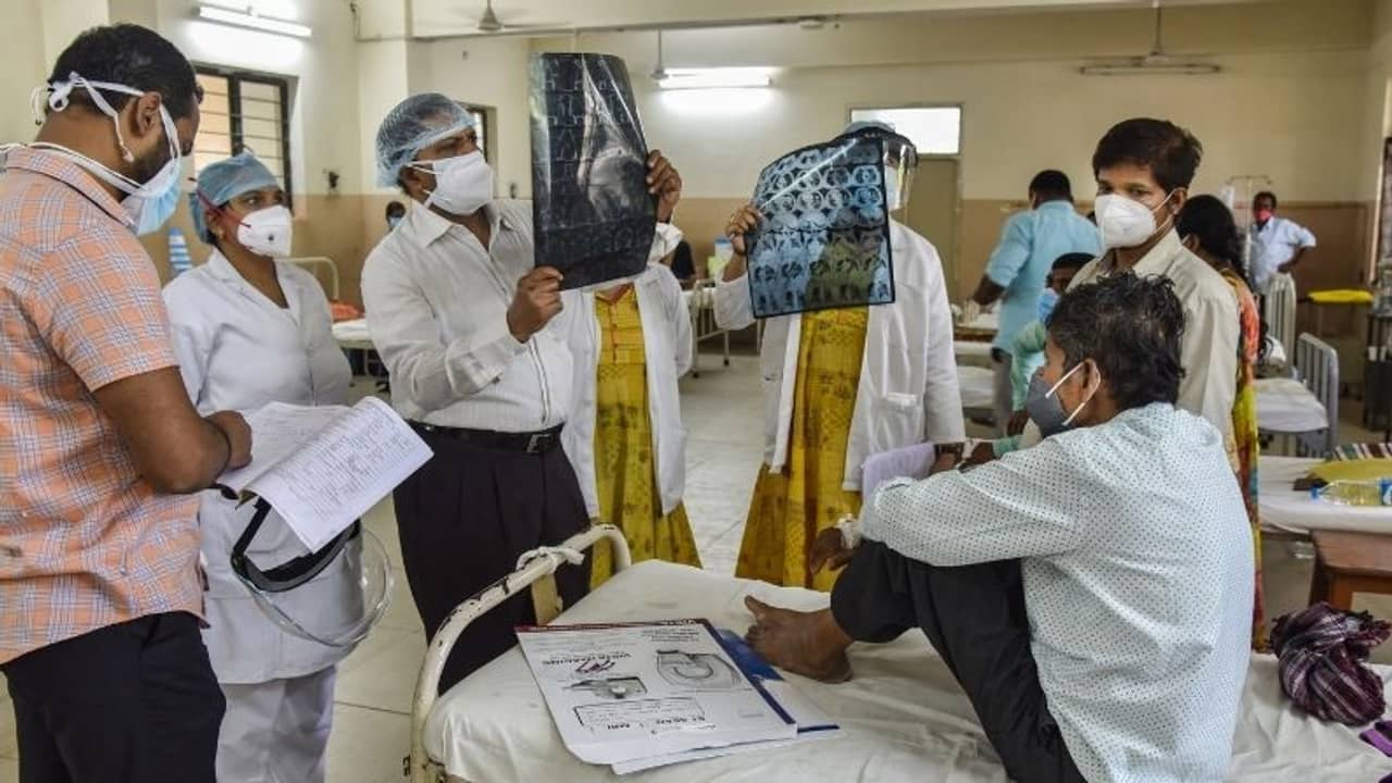 ভয় বাড়চ্ছে ব্ল্যাক ফাঙ্গাস, উপসর্গ থেকে চিকিৎসা, বিশদে নির্দেশিকা এইমসের