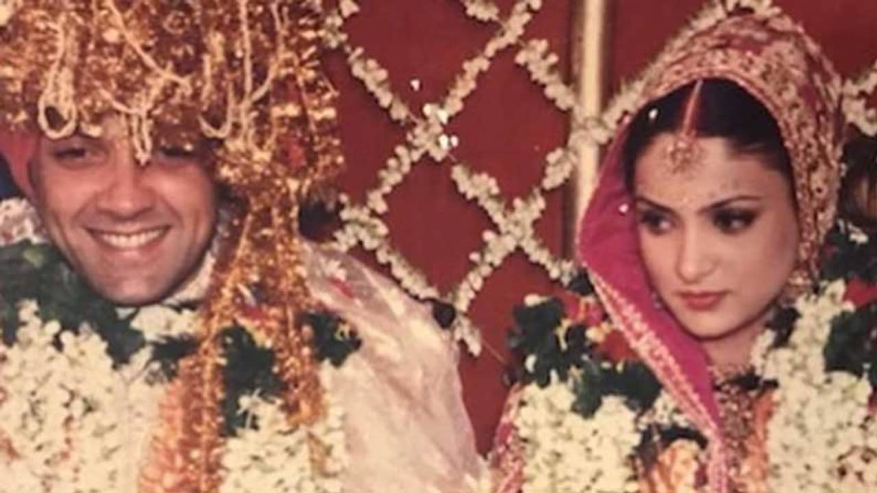 ২৫ বছরের বিবাহবার্ষিকীতে স্ত্রীর অদেখা ছবি শেয়ার করলেন ববি