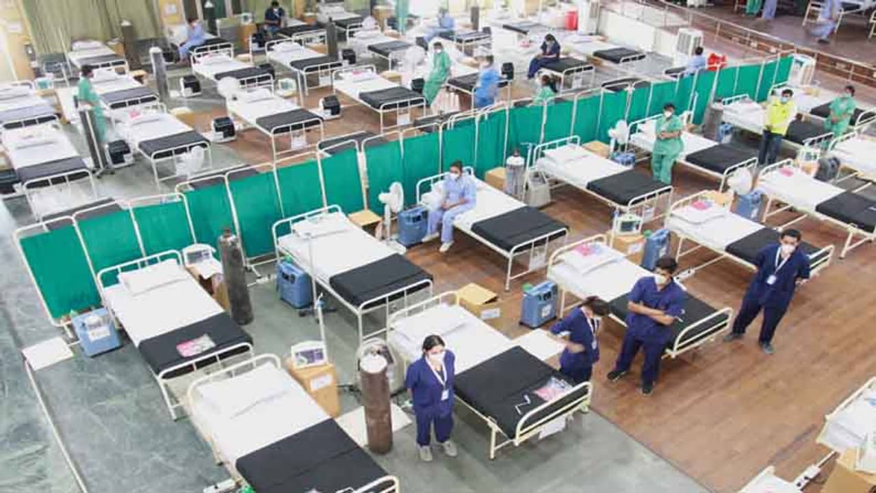 এক মাসেই বদলে গেল চিত্র, বেডের জন্য আবেদন নয়, কোন ম্যাজিকে ফাঁকা হচ্ছে দিল্লির অধিকাংশ হাসপাতাল?