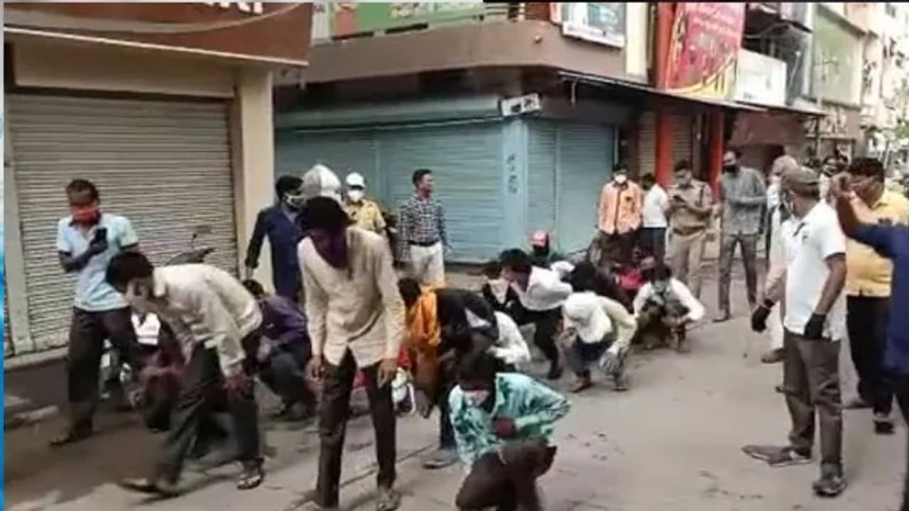 ভিডিয়ো: মাস্ক না পরলে ঢাক পিটিয়ে ব্যাঙের মতো লাফাতে হবে, সাজা দিয়ে বিপাকে আধিকারিক