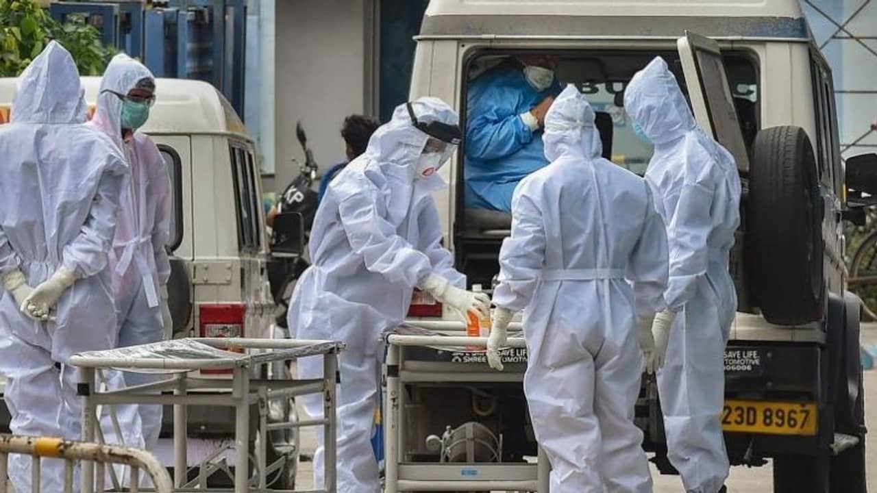 ২০ মিনিটই ডেকে আনল বিপদ, মাত্র চার ঘণ্টায় মৃত্যু ১৫ জন করোনা আক্রান্তের