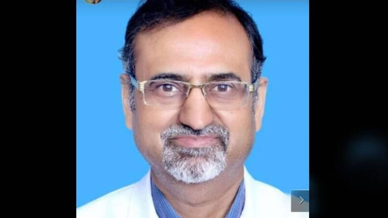 রক্ষা হল না টিকার ২ ডোজ়েও, করোনা কেড়ে নিল প্রখ্যাত চিকিৎসককে