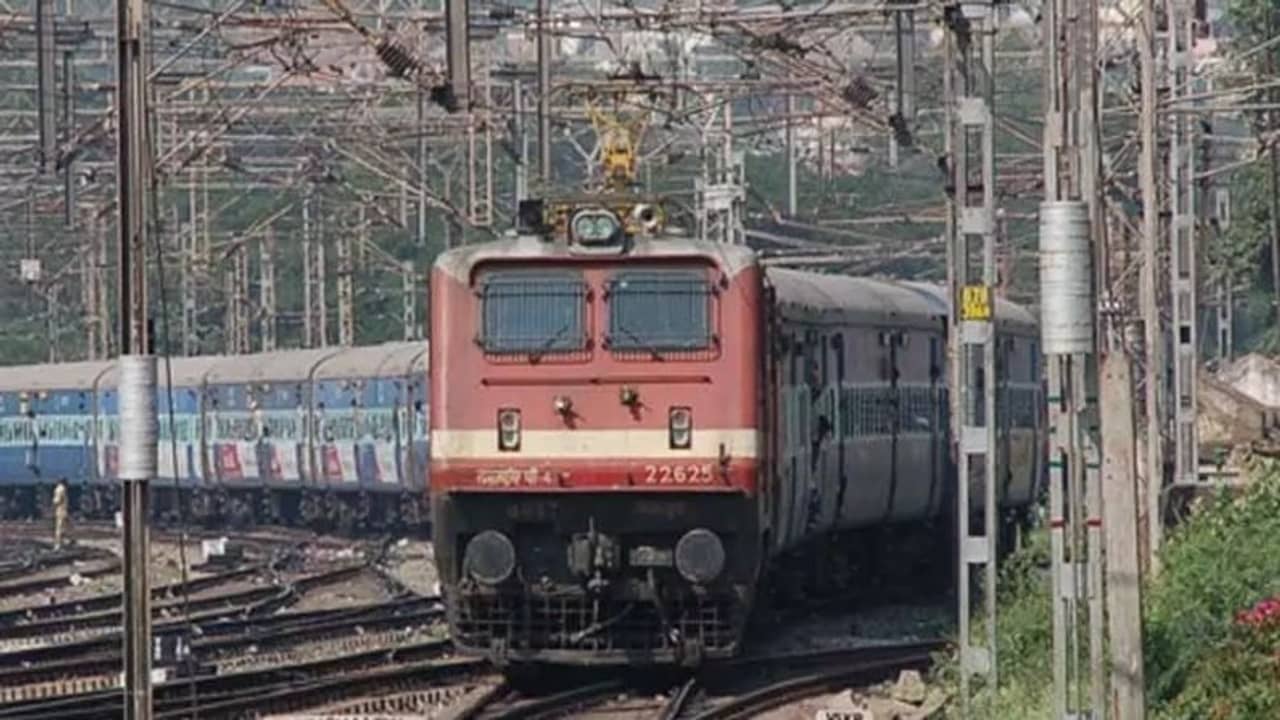 কাঞ্চনকন্যা এক্সপ্রেসে আগুন, ধোঁয়ায় ভরল ট্রেনের কামরা