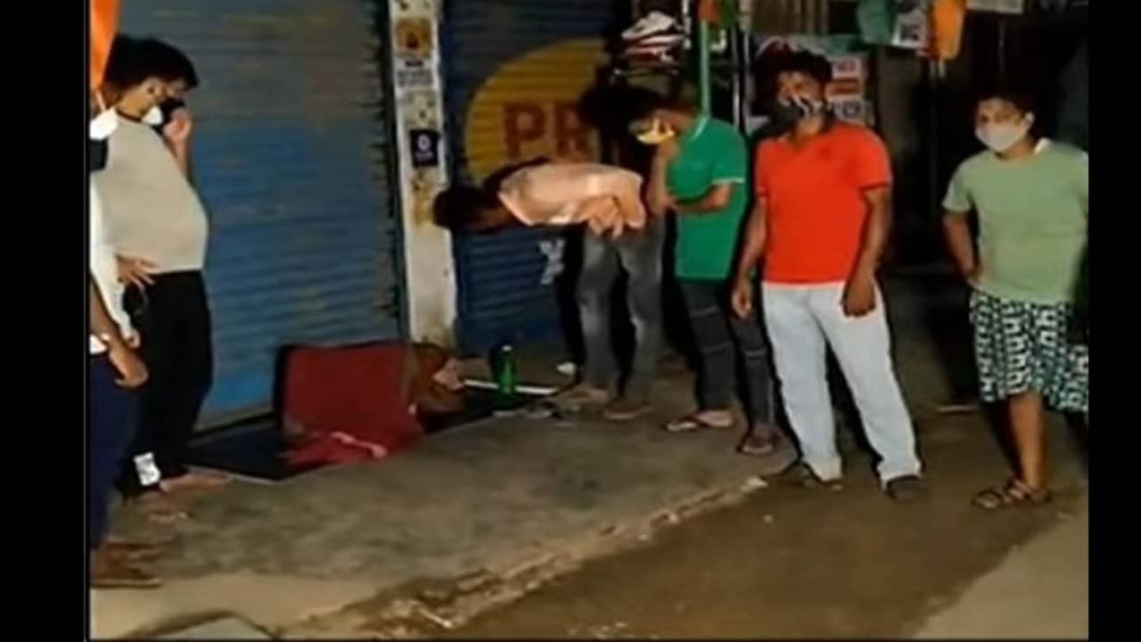 করোনা সন্দেহে বৃদ্ধাকে রাস্তায় ফেলে পালাল মেয়ে! পথেই রাত কাটছে মায়ের