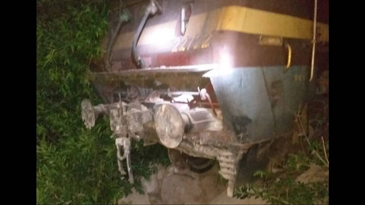 বগি থেকে বিচ্ছিন্ন ইঞ্জিন গড়াল খাদের কিনারে! অল্পের জন্য দুর্ঘটনা থেকে রক্ষা পেল হাতিয়া রাউরকেল্লা ট্রেন