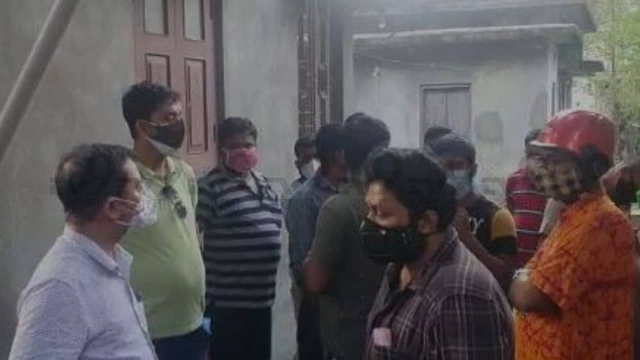 বাড়ির ছাদে পড়ে রয়েছে মৃতদেহ, মুখ থেকে বেরচ্ছে সবুজ গ্যাজলা, একান্তবাসী মহিলার মৃত্যু ঘিরে রহস্য!