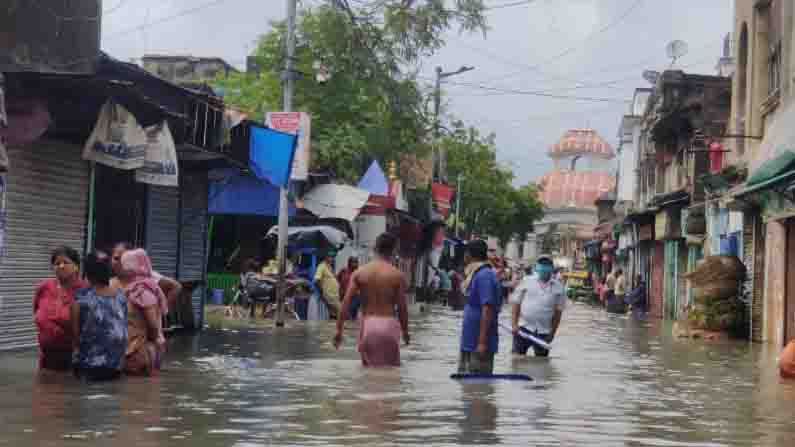 এক রাতের বৃষ্টিতেই জল থইথই মহানগর! জল যন্ত্রণা কাটাতে দাওয়াই নগরায়ন বিশেষজ্ঞদের