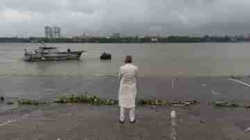 রাত কাটালেন পুরসভায়, ভোরে গঙ্গার পরিস্থিতি পরিদর্শনে গেলেন মেয়র পারিষদ