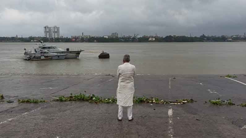 রাত কাটালেন পুরসভায়, ভোরে গঙ্গার পরিস্থিতি পরিদর্শনে গেলেন মেয়র পারিষদ