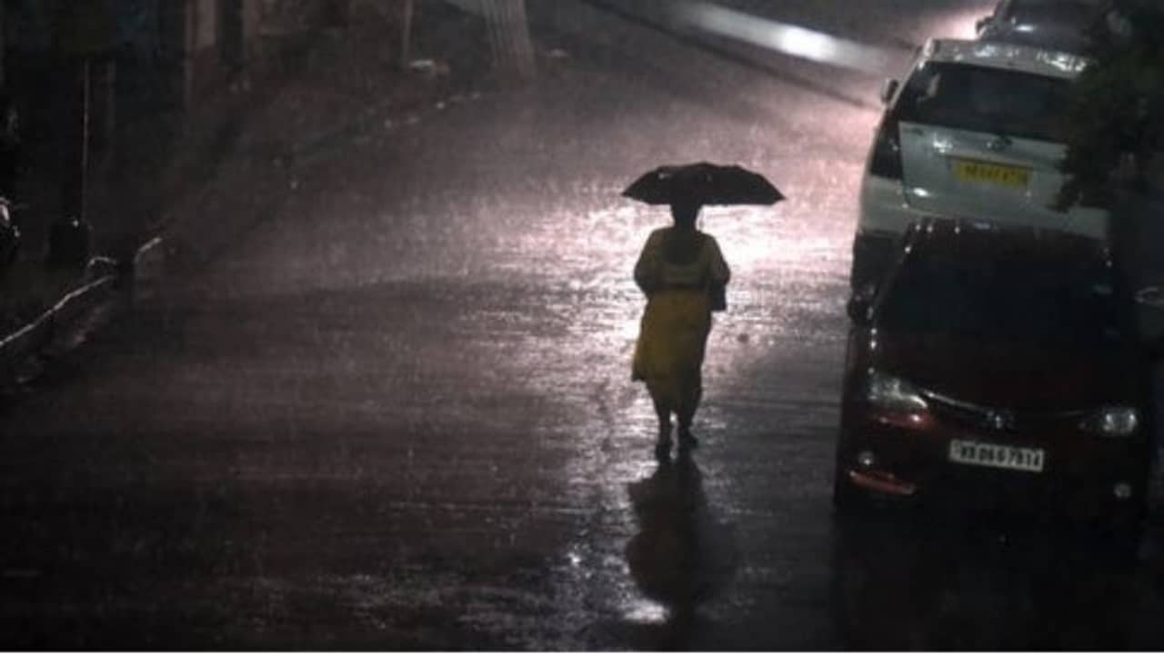 মুষলধারে বৃষ্টি কলকাতা-সহ পার্শ্ববর্তী জেলায়, জমা জল বাড়াচ্ছে দুর্ভোগের আশঙ্কা