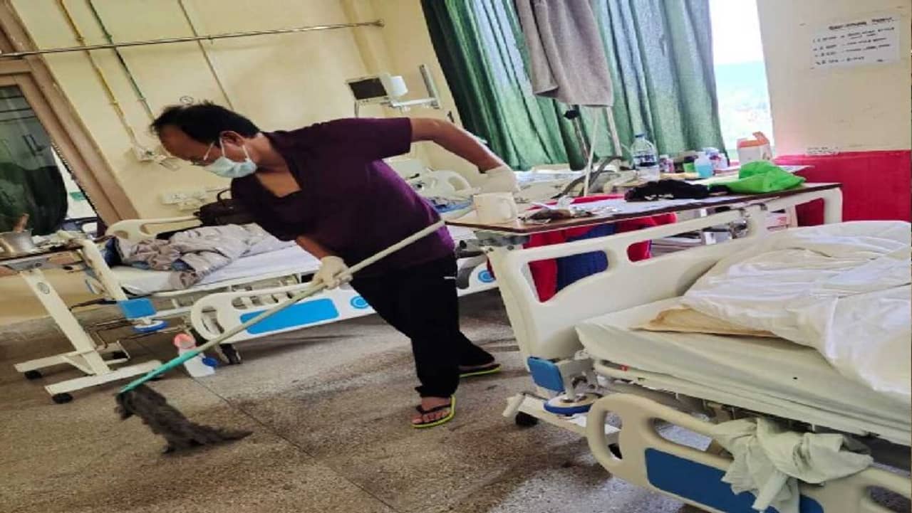 ভাইরাল: কোভিড আক্রান্ত, তবুও হাসপাতাল পরিষ্কার করছেন মন্ত্রীমশাই