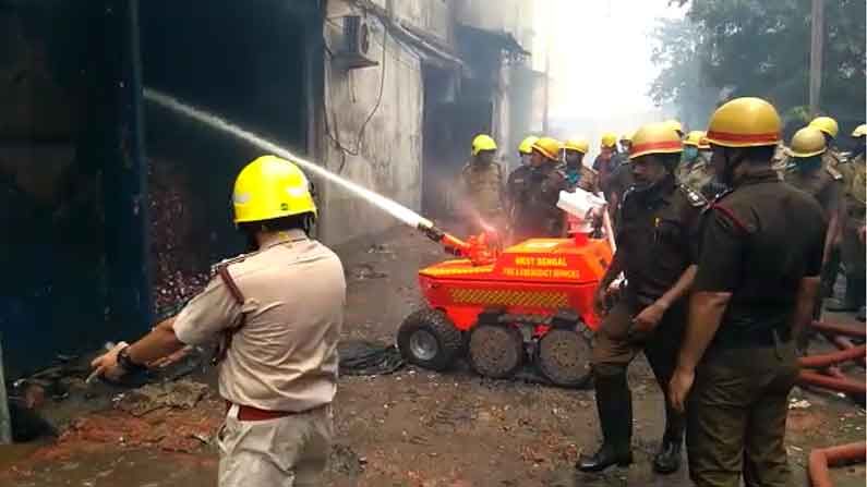 দু' দিন পার! এখনও পুরোপুরি নিভল না ঘোলার গেঞ্জি কারখানার আগুন