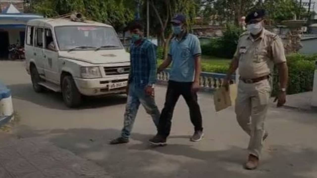 নির্বাচনের পরেও থামছে না অবৈধ পাচার, রাস্তার ধারে দাঁড়িয়ে থাকা যুবকের থেকে উদ্ধার ৫০ গ্রাম হেরোইন!