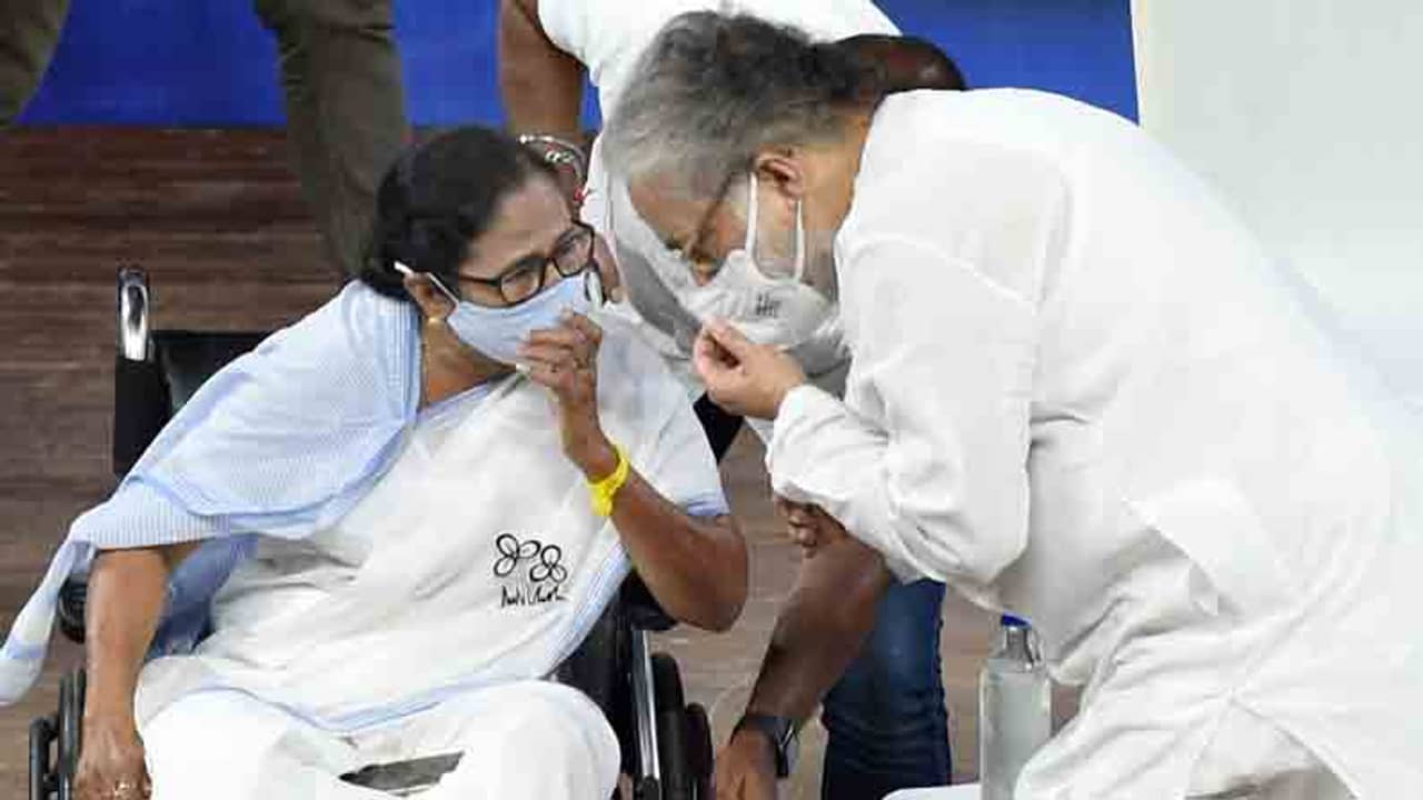 সরকার গঠনের তোড়জোড় শুরু, আজই জয়ী প্রার্থীদের নিয়ে বৈঠকে মমতা