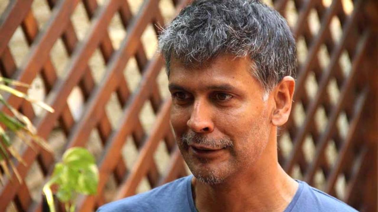 ৩৬ ঘণ্টা ফোন থেকে দূরে মিলিন্দ সোমন! কেন নিলেন এই সিদ্ধান্ত?