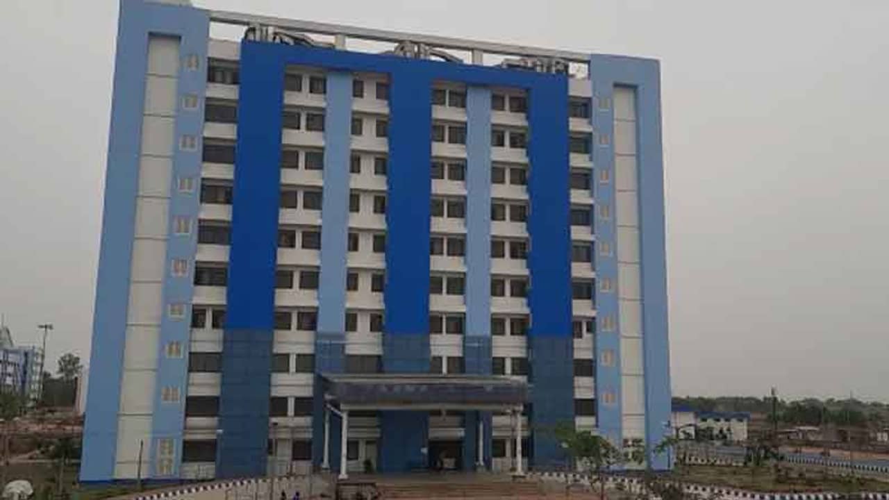 পুরুলিয়া কোভিড হাসপাতালে এ কার দেহ! পরিচয় জানতে নাজেহাল কর্তৃপক্ষ