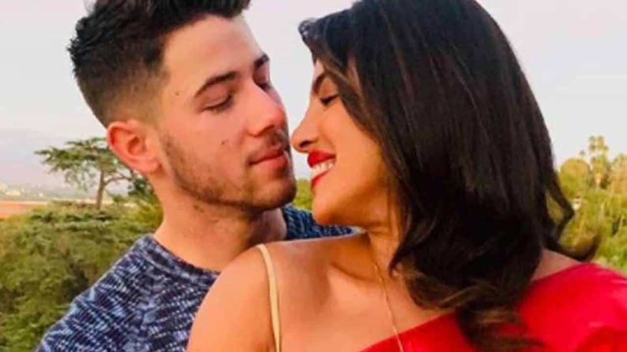 কেন নিজের গাওয়া গান চালিয়ে প্রিয়াঙ্কার সঙ্গে রোম্যান্সে আপত্তি নিকের?