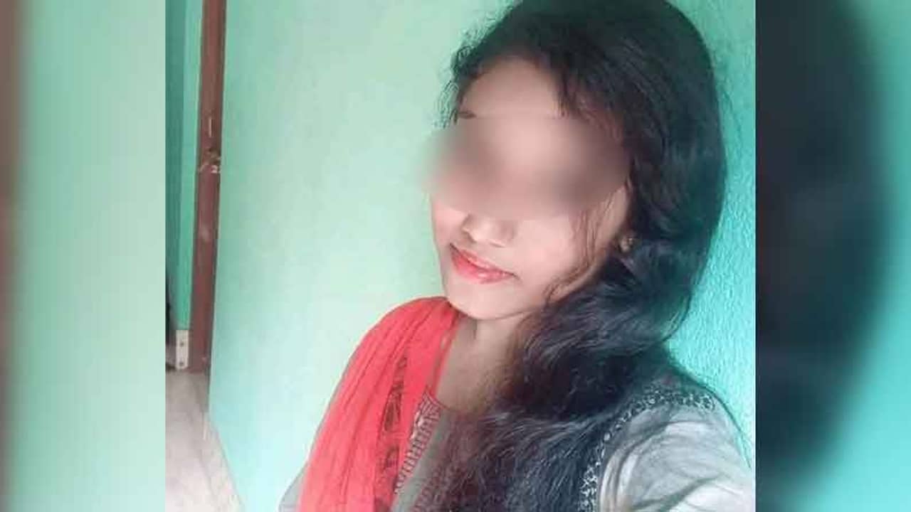 গলায় অন্তর্বাস পেঁচানো ! বাড়ির পিছনেই মর্মান্তিক অবস্থায় উদ্ধার কলেজছাত্রী