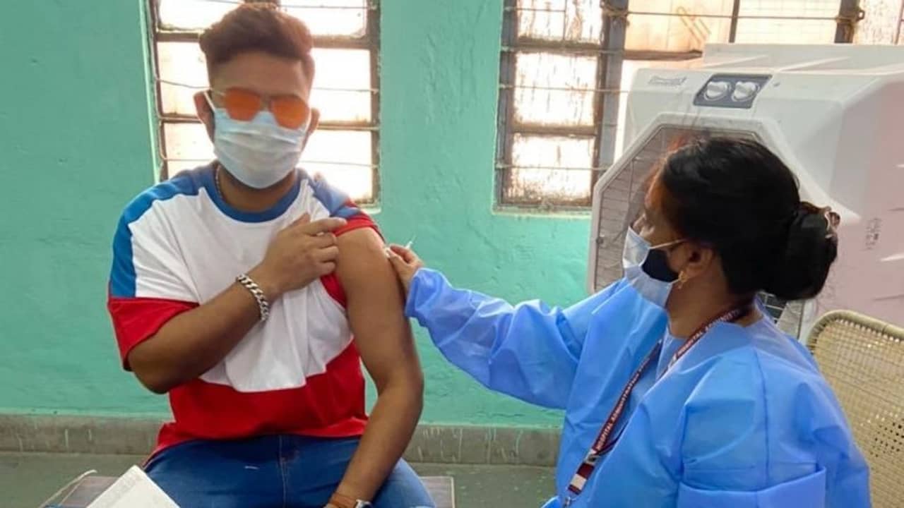 এ বার করোনা প্রতিষেধক নিলেন পন্থ