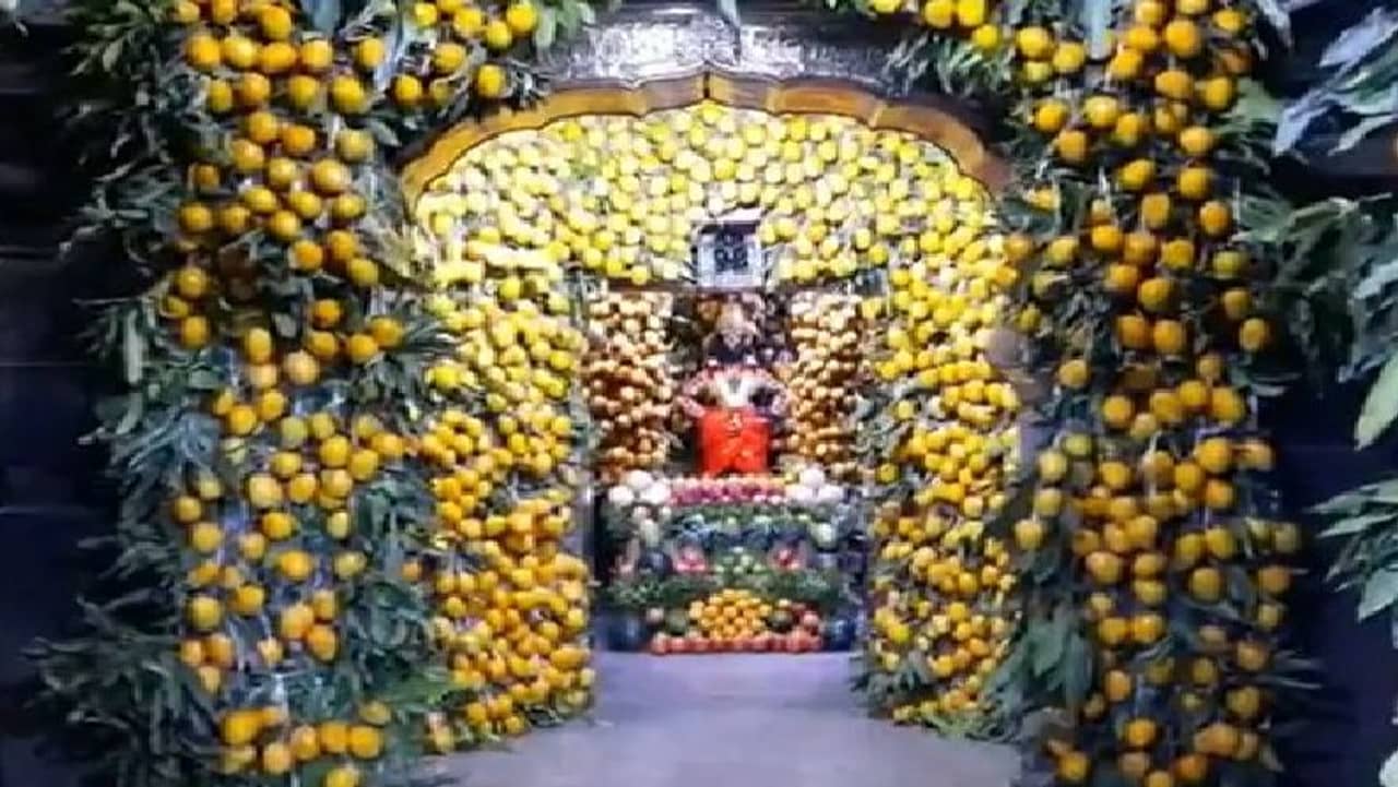 ৭ হাজার আম দিয়ে সেজেছে মন্দির, আম দেওয়া হবে কোভিড রোগীদের