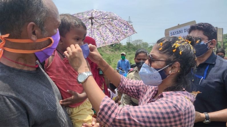 ভোট ছিল না, ভালবাসা ছিল, সেই টানেই ত্রাণ নিয়ে আসানসোল দক্ষিণে হাজির সায়নী, করলেন অগ্নিমিত্রার আরোগ্য কামনাও