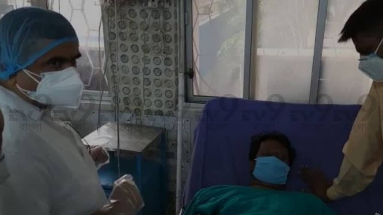 বিজেপি বিধায়ক শীতল কাপাটকে দেখতে হাসপাতালে হাজির শুভেন্দু, কথা বললেন থানাতেও