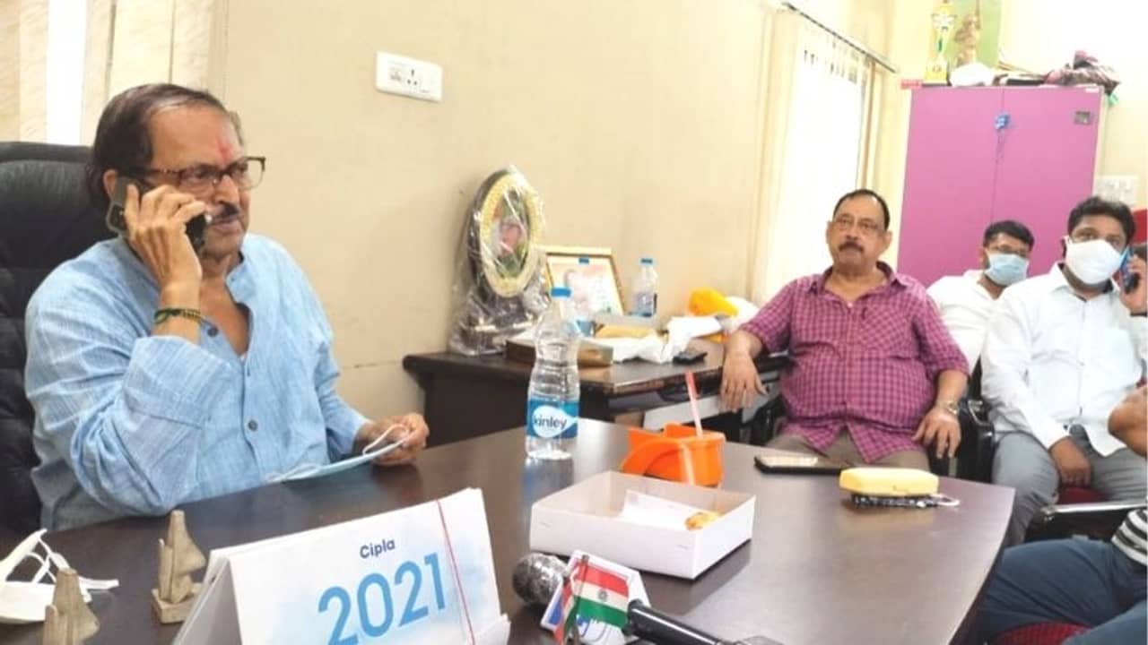 বাঁধ নির্মাণে ১০০ দিনের কর্মীদের কাজে লাগাতে চান সুব্রত, শনিবাসরীয় আড্ডা জমল এভারগ্রিনে