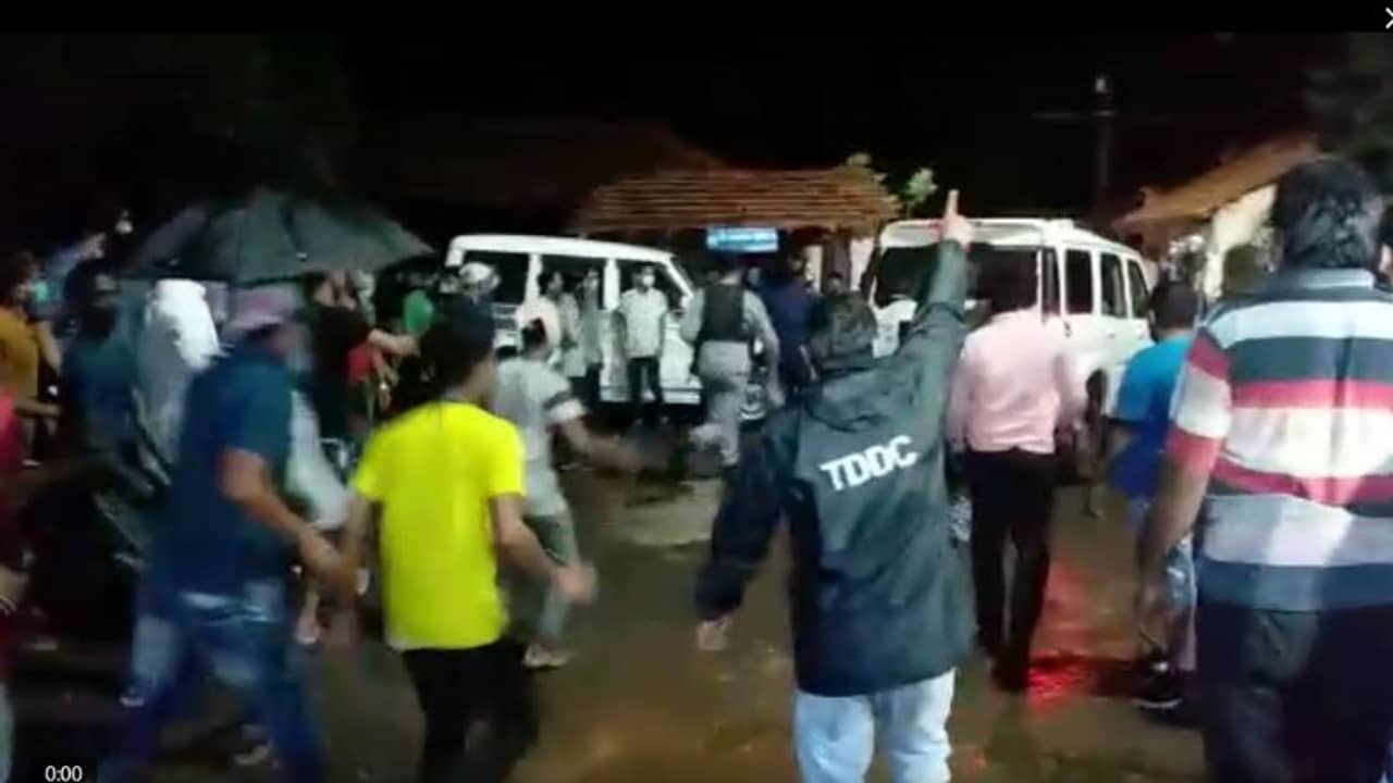 শুভেন্দুর গাড়ি লক্ষ্য করে উড়ে এল পাথর, হলদিয়ার গণনাকেন্দ্রে তুমুল উত্তেজনা