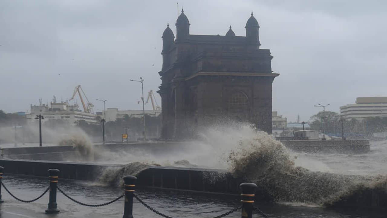 তাউটের তেজে জলমগ্ন মুম্বই, ঠাকরের সঙ্গে ফোনে কথা মোদীর