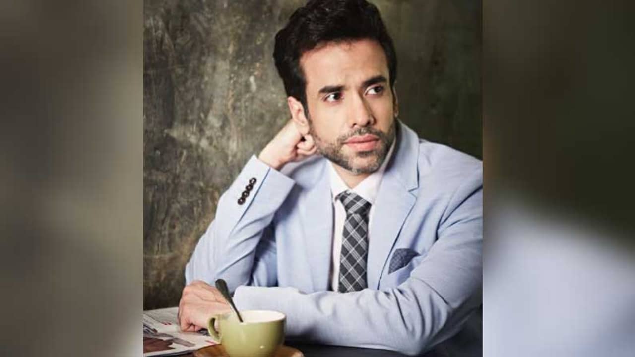 কাজ পাওয়ার জন্য পার্টিতে ঝগড়ার পরামর্শ কে দিয়েছিলেন তুষারকে?