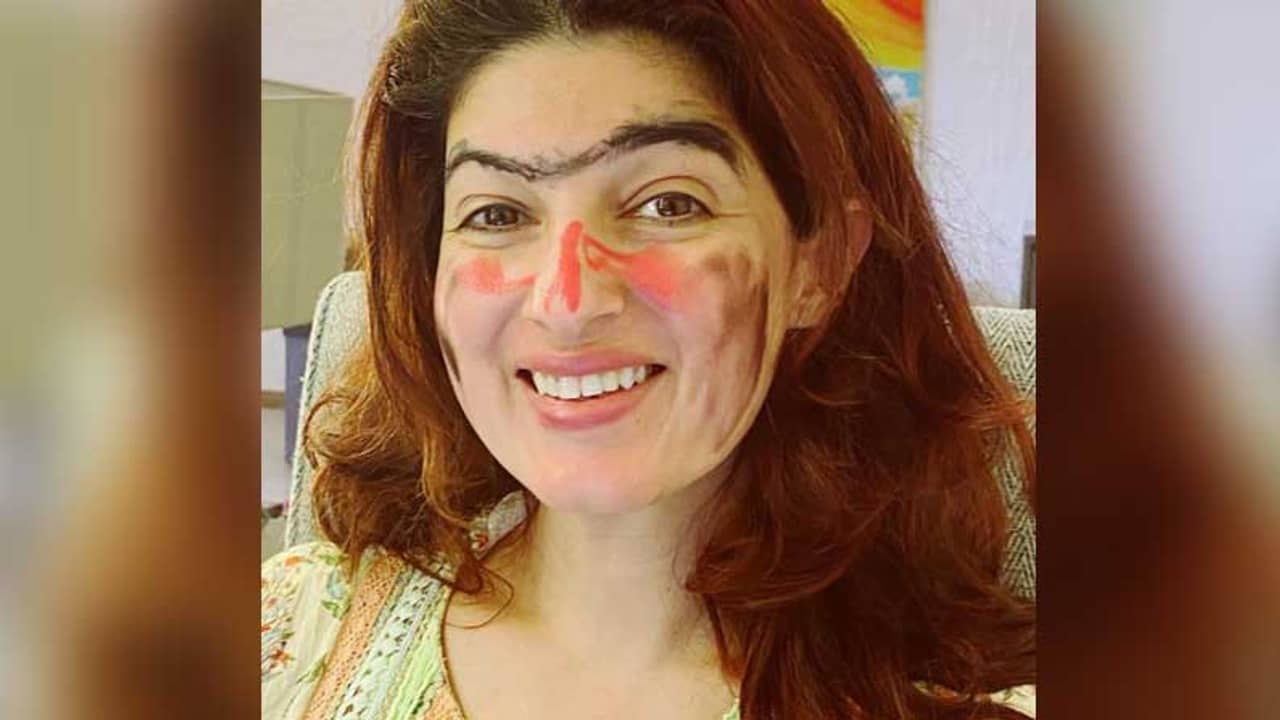 টুইঙ্কলের নতুন ‘মেকওভার’, কেন এমন সাজলেন অভিনেত্রী?