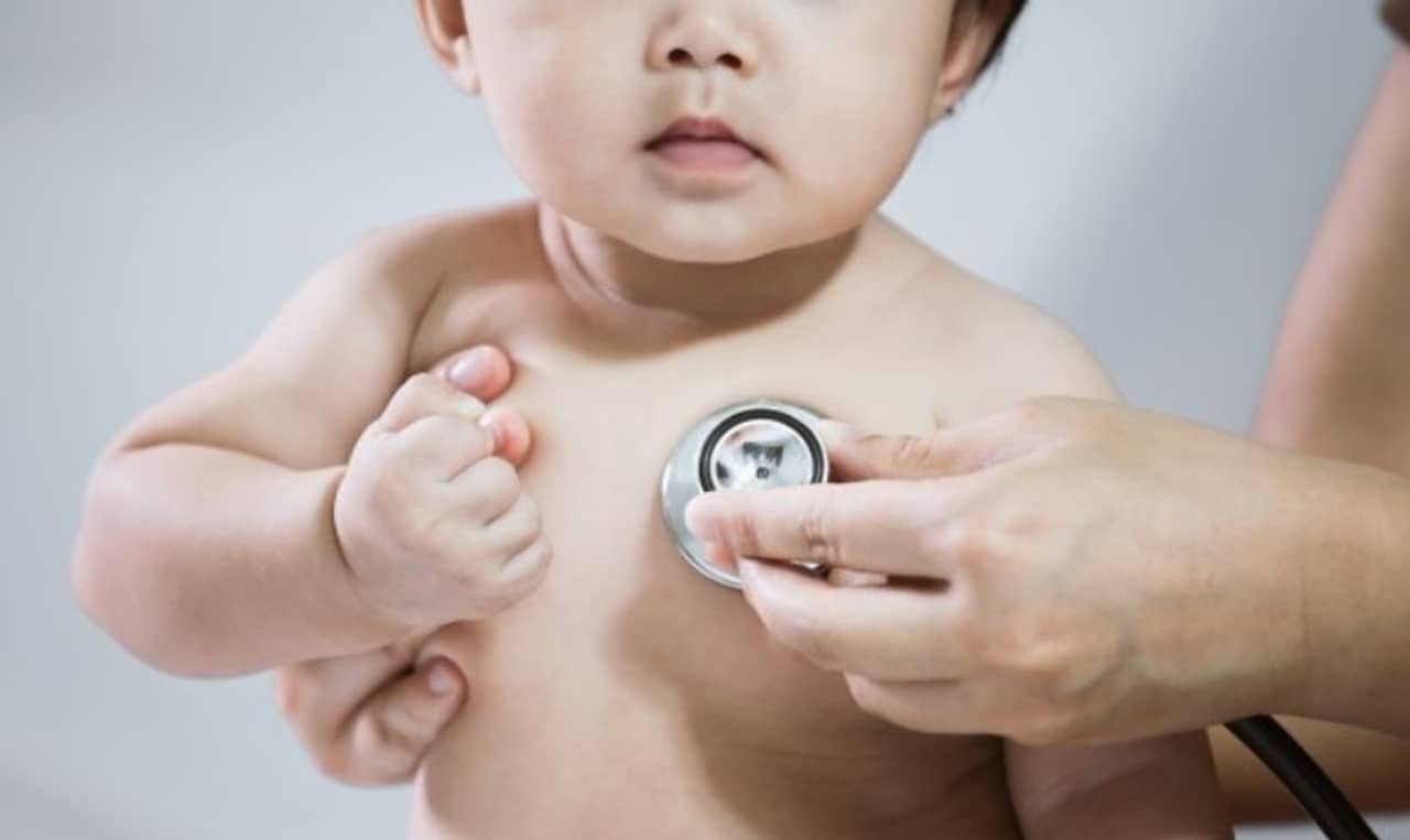 আসছে তৃতীয় ঢেউ, করোনা পজিটিভ হলে আপনার শিশুর খেয়াল রাখবেন কীভাবে?